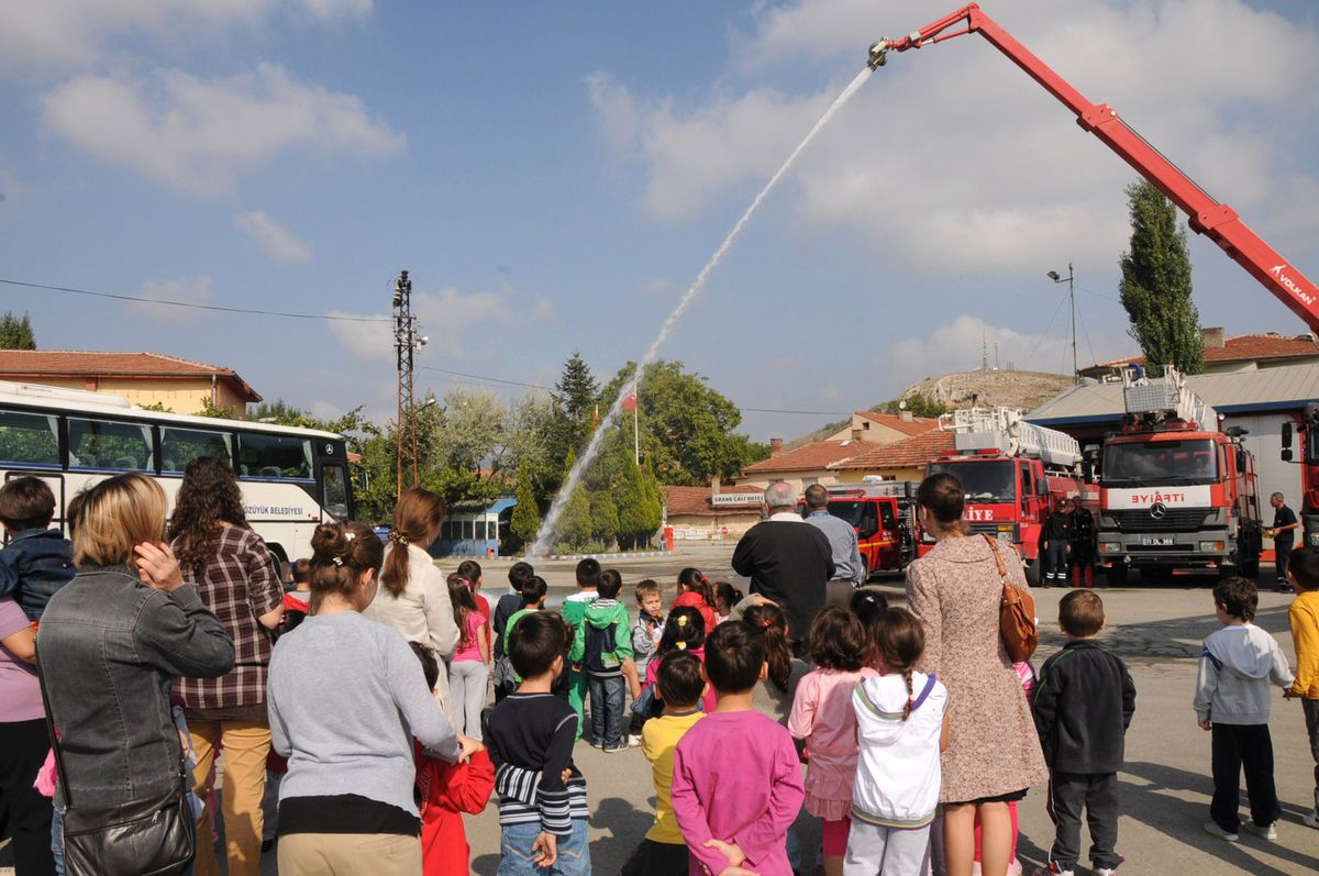 İtfaiyecilerden Miniklere Yangın Eğitimi