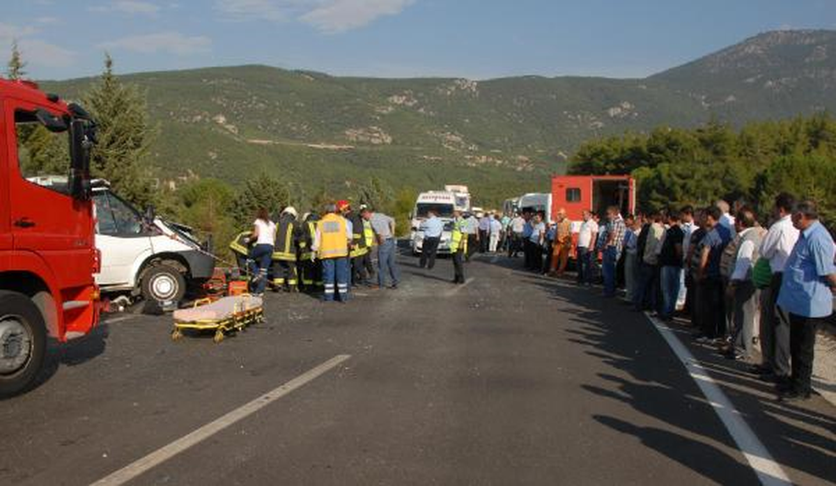 Kamyoneti ile Minibüs Çarpıştı: 1 Ölü