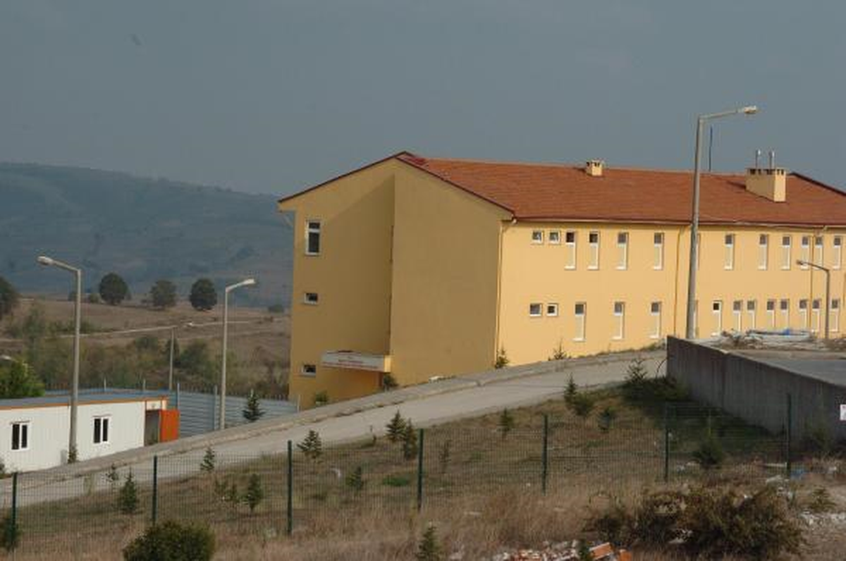 Kocaeli Kadın Açık Cezaevi\'nde, \'Bir Yatağa 3 Mahkum Düşüyor\' İddiası
