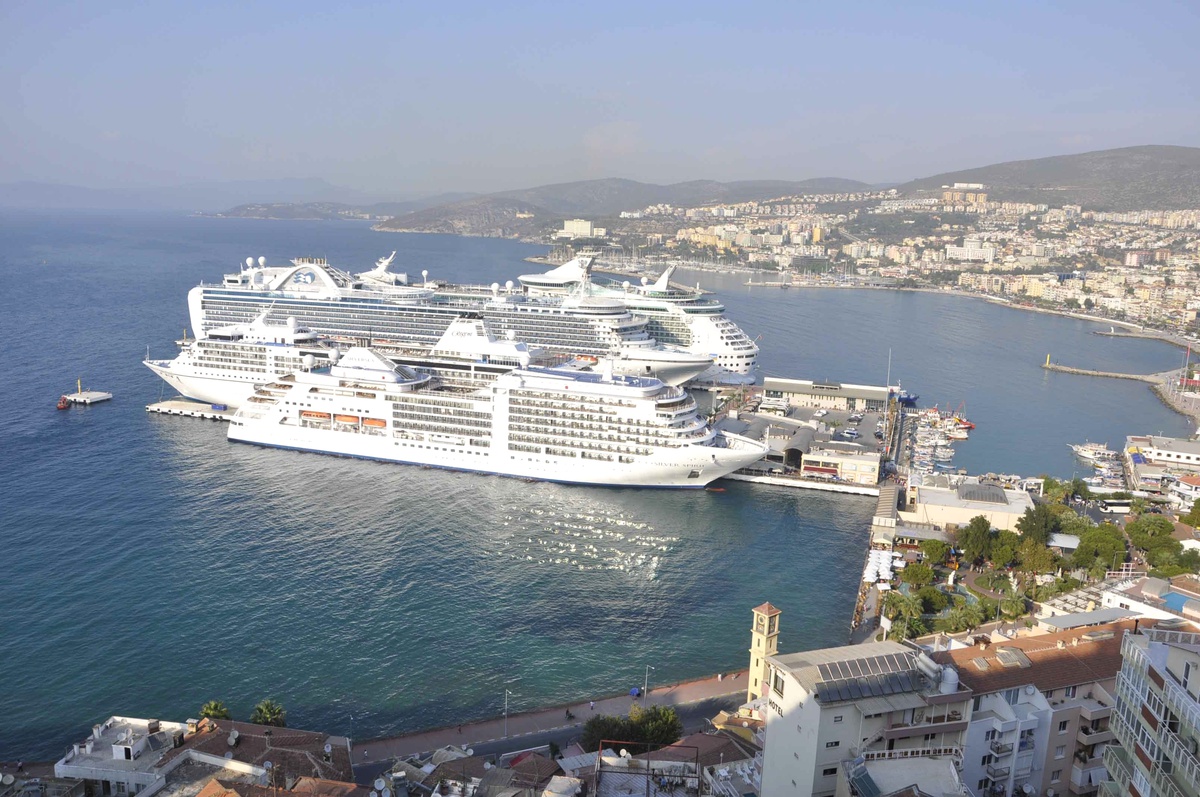 Kuşadası 1 Günde 14 Bin 827 Turisti Ağırladı