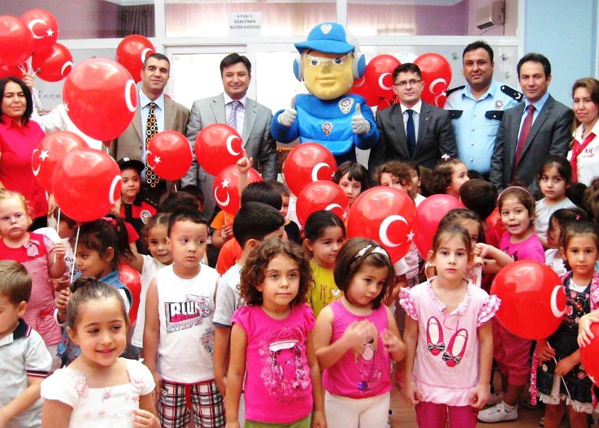 Minikler Polis Kanka\'yı Çok Sevdi