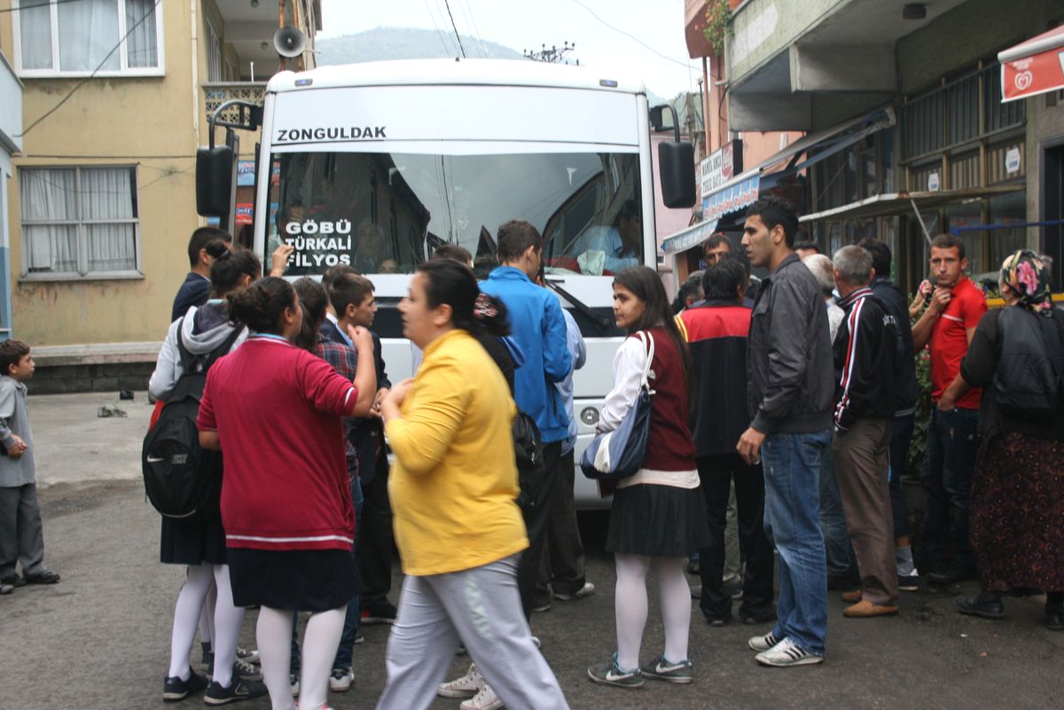 Öğrenciler Dolu Otobüse Binemeyince Veliler Tepki Gösterdi