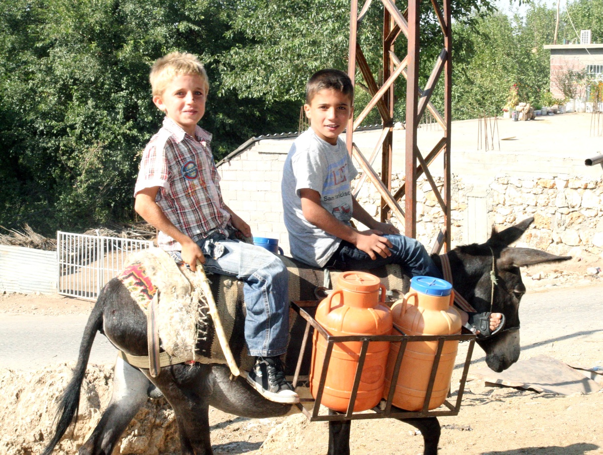 Öğrenciler Okul Yerine Su Taşımaya Gidiyor