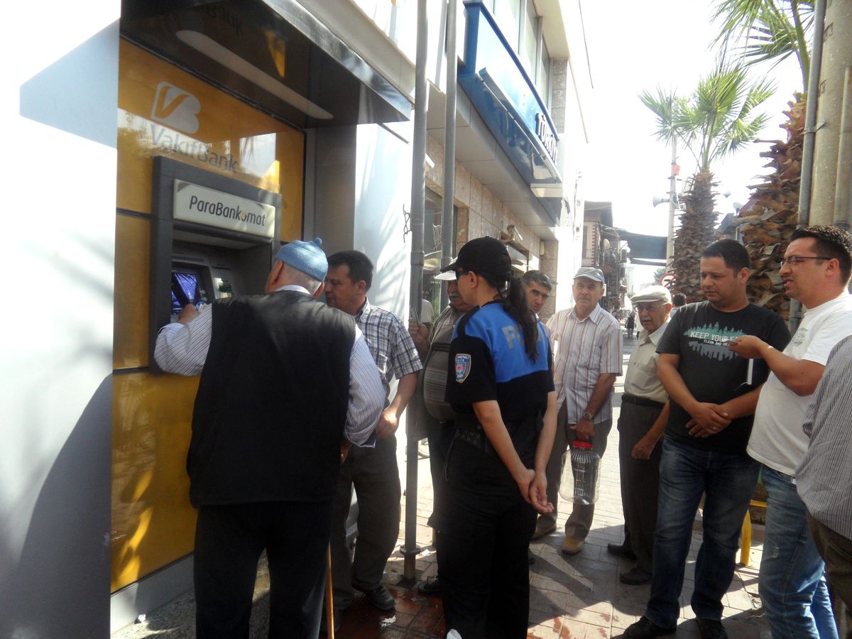 Polis, Yaşlılarımızın Para Çekmesine Yardımcı Oluyor