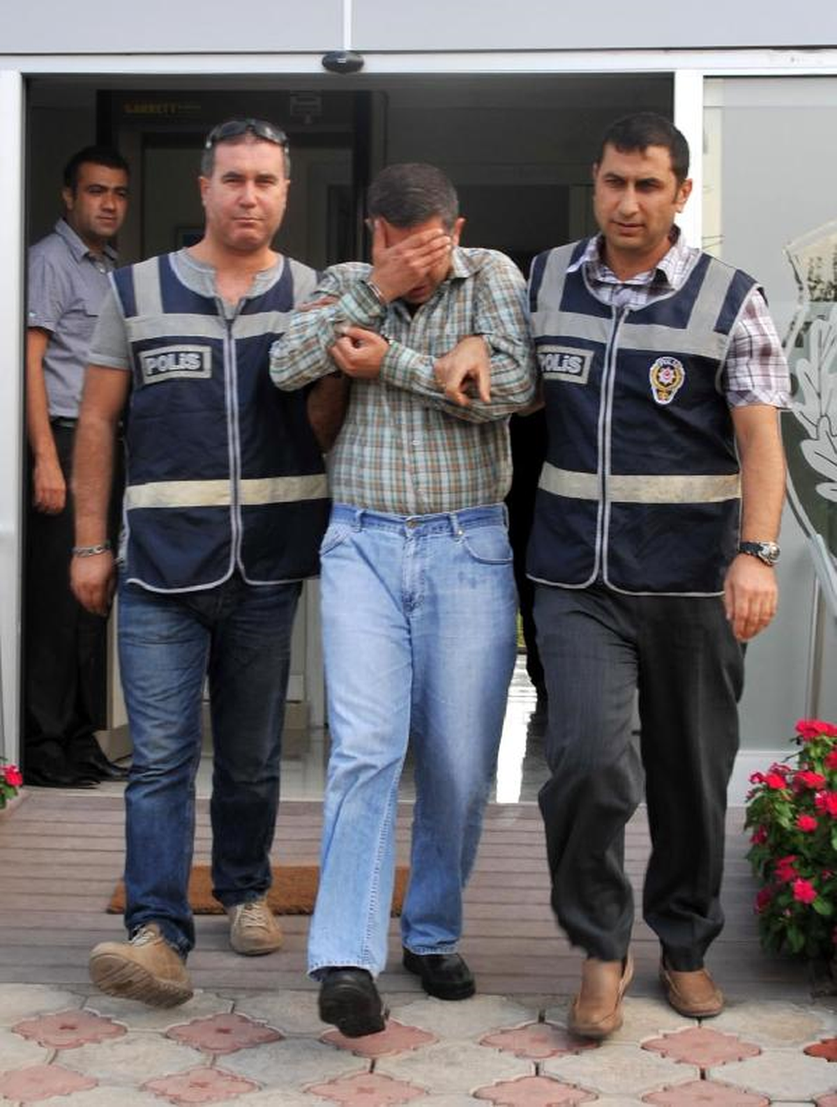Şantajcı, Güvenlik Görevlisi Çıktı