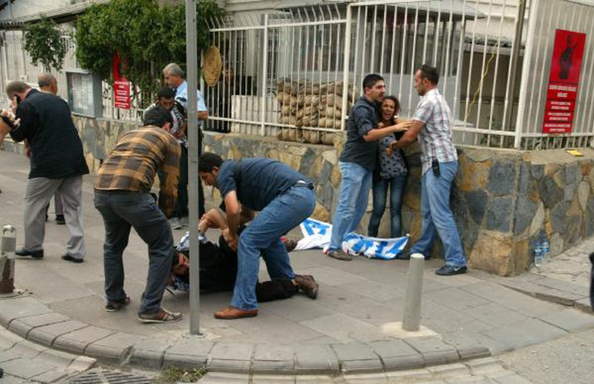 Savaş Karşıtı Eylem Yapan Esp\'liler Yaka Paça Gözaltına Alındı