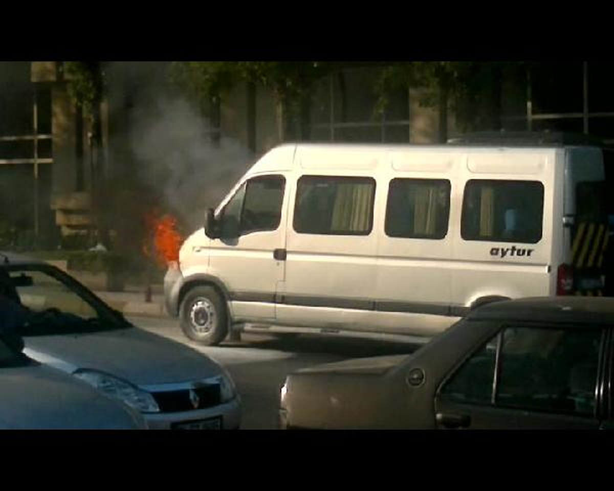 Şişli\'de Servis Minibüsü Yandı