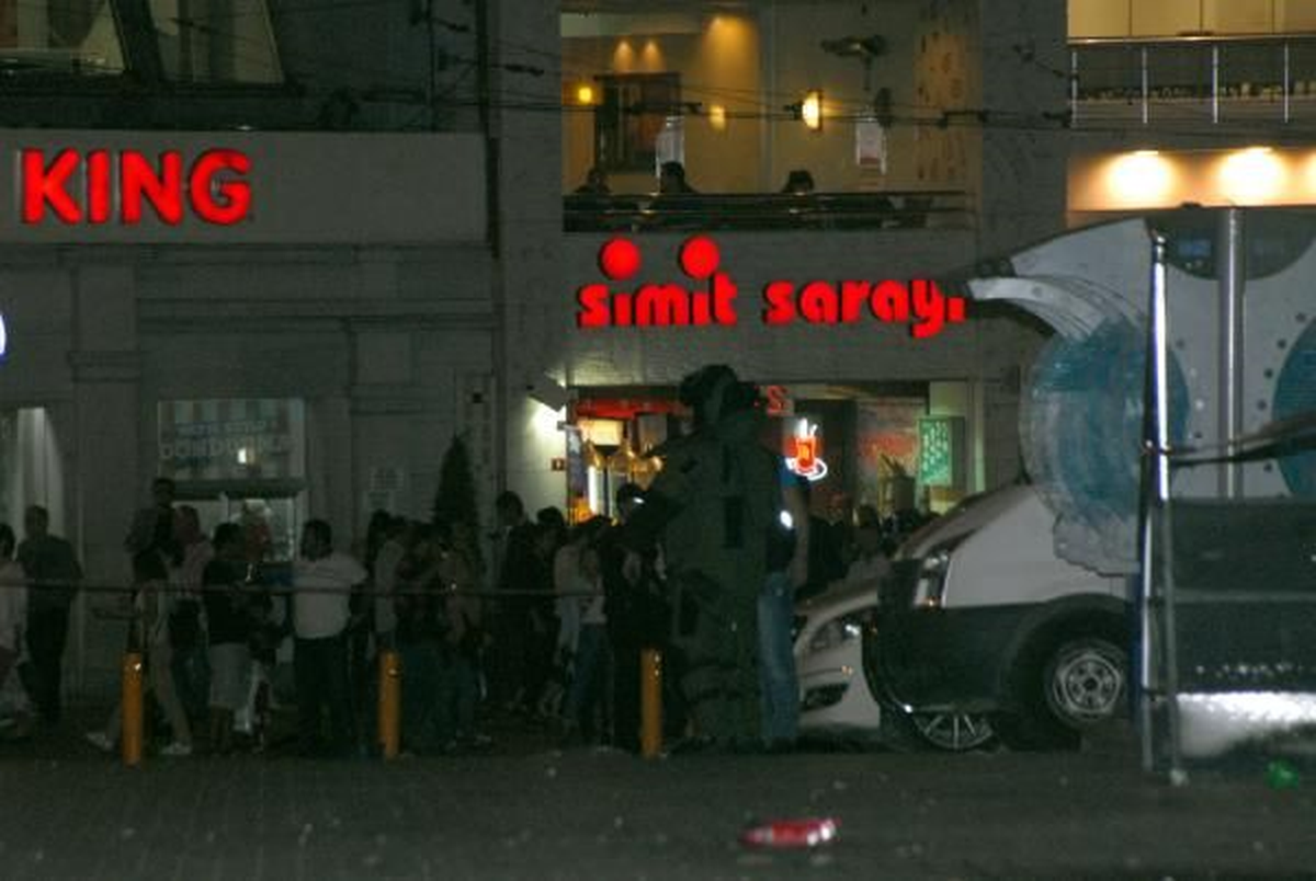 Taksim Meydanı\'ndaki Şüpheli Paket Korkudan Bayılttı