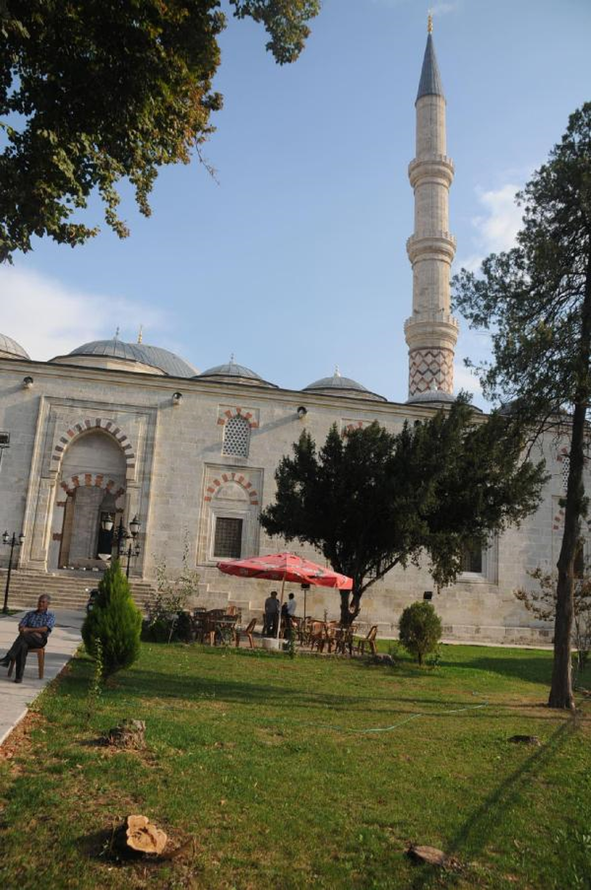 Vali, Cami Bahçesindeki Çay İşletmesini Kaldırtıyor
