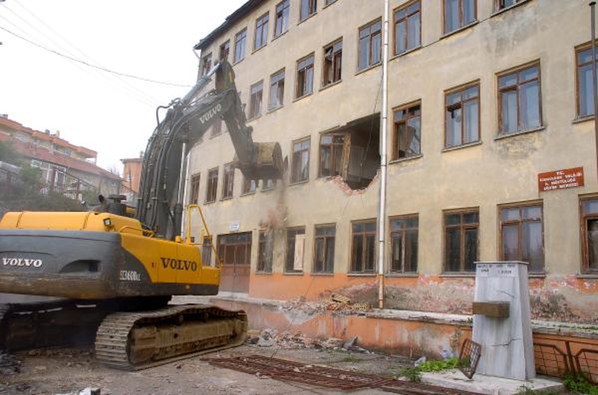 Zonguldak\'ta Kentsel Dönüşüm, İki Binanın Yıkımı ile Başladı