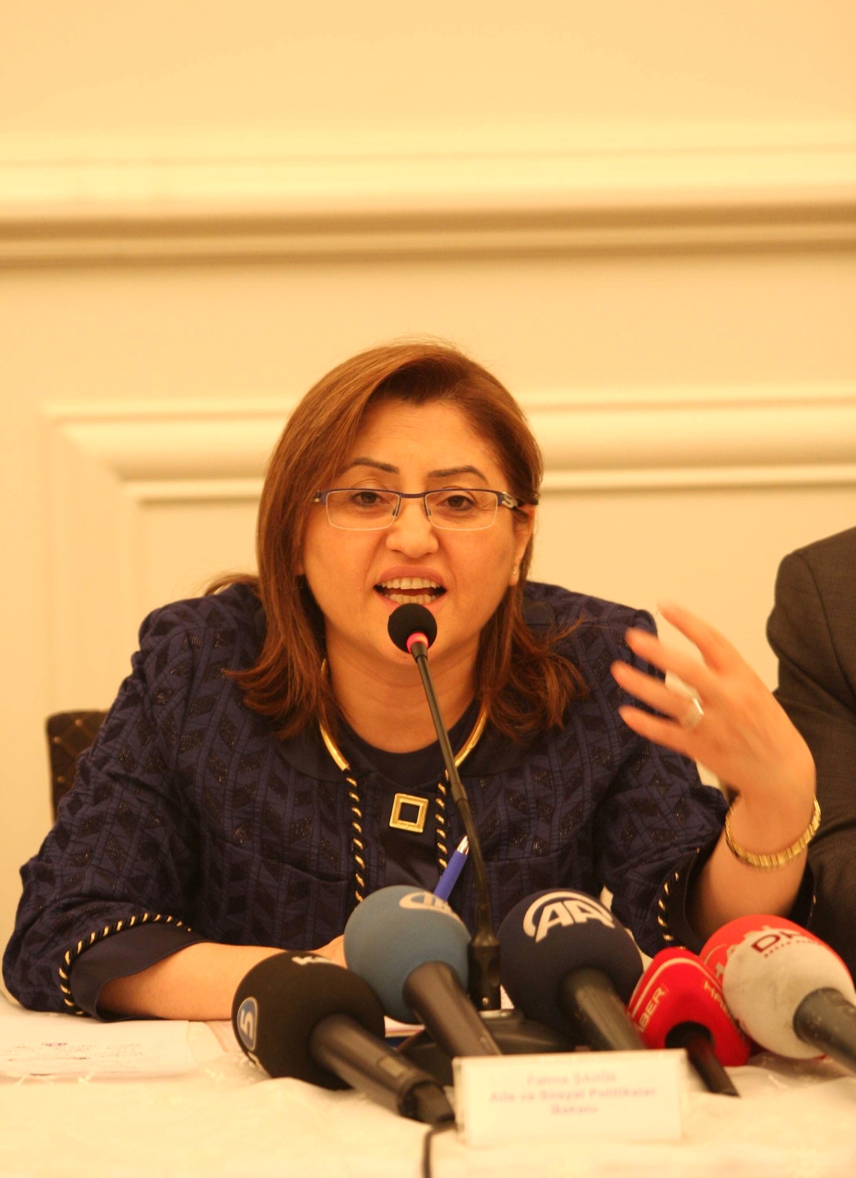 Aile ve Sosyal Politikalar Bakanı Fatma Şahin, Akçakale\'ye Top Mermisinin Düşmesi Sonucu 5 Kişinin...