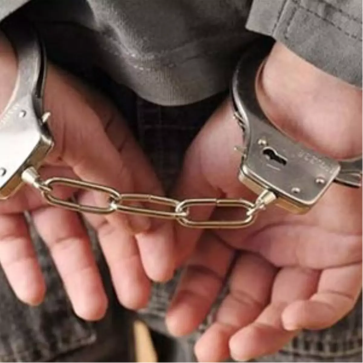 Atatürk Havalimanı\'nda Gözaltına Alınan 2 Tunuslu\'dan Biri Tutuklandı