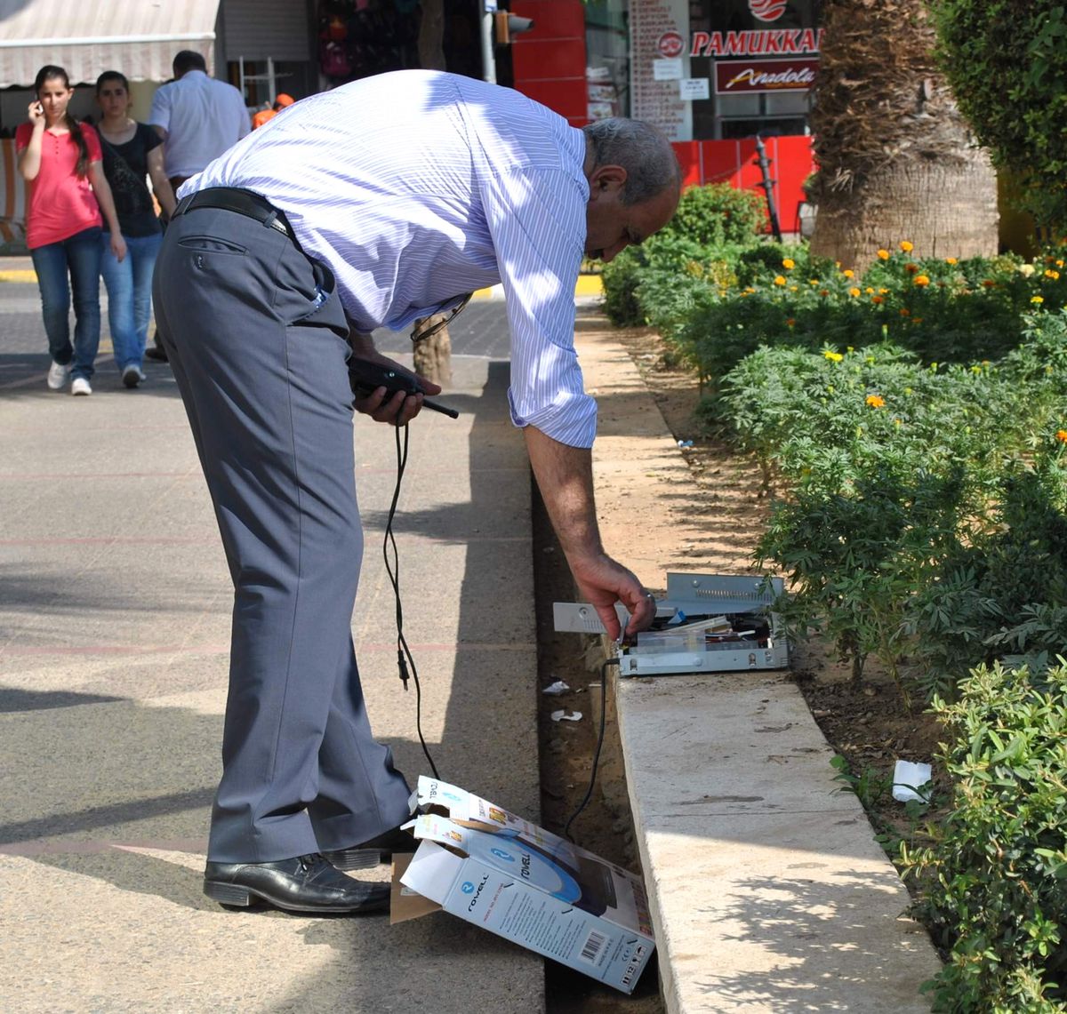 Banka Önüne Bırakılan Paket Korkuttu