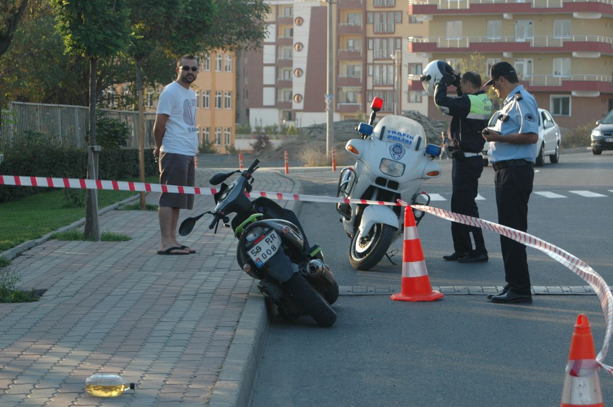 Başını Kaldırıma Çarpan Kasksız Sürücü Hayatını Kaybetti