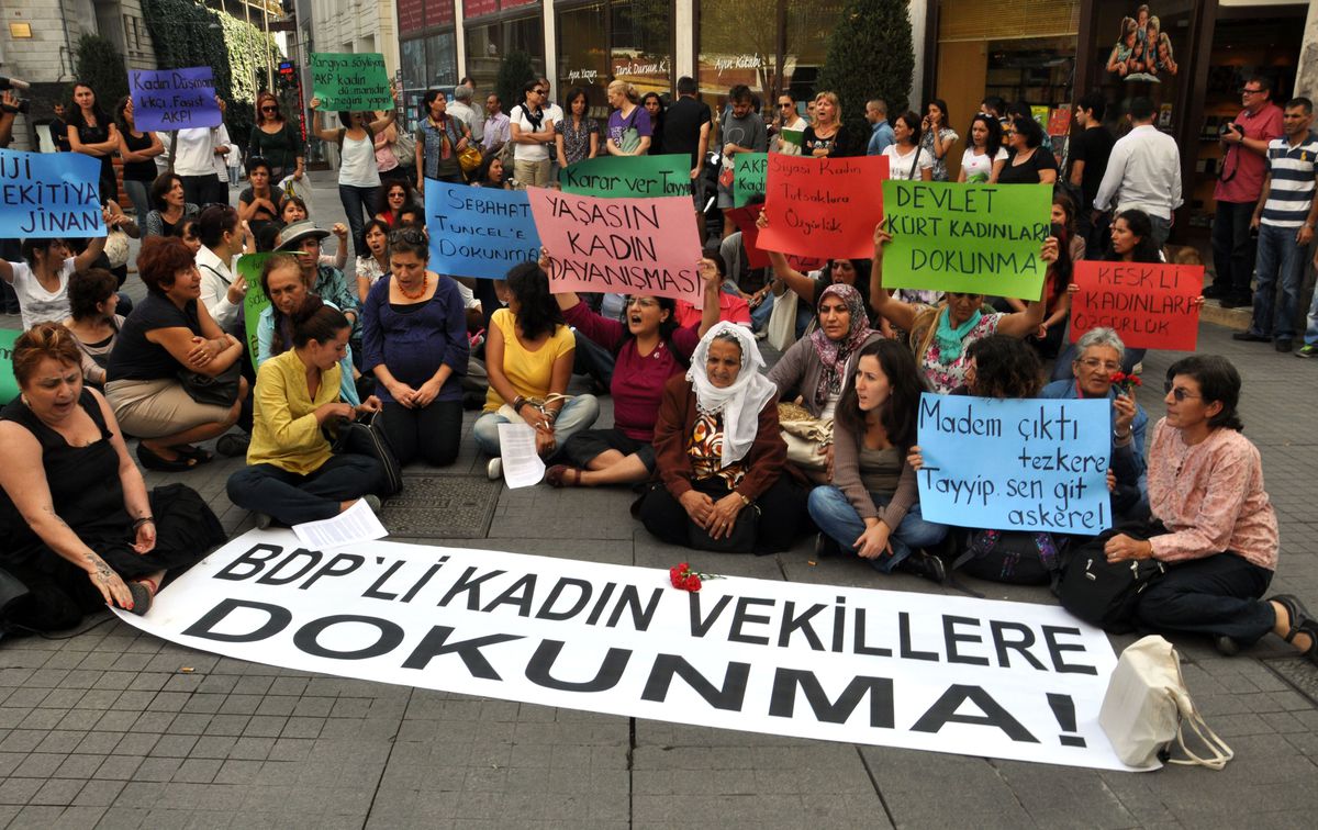 Beyoğlu\'nda "Bdp\'li Kadın Vekillere Dokunma" Eylemi
