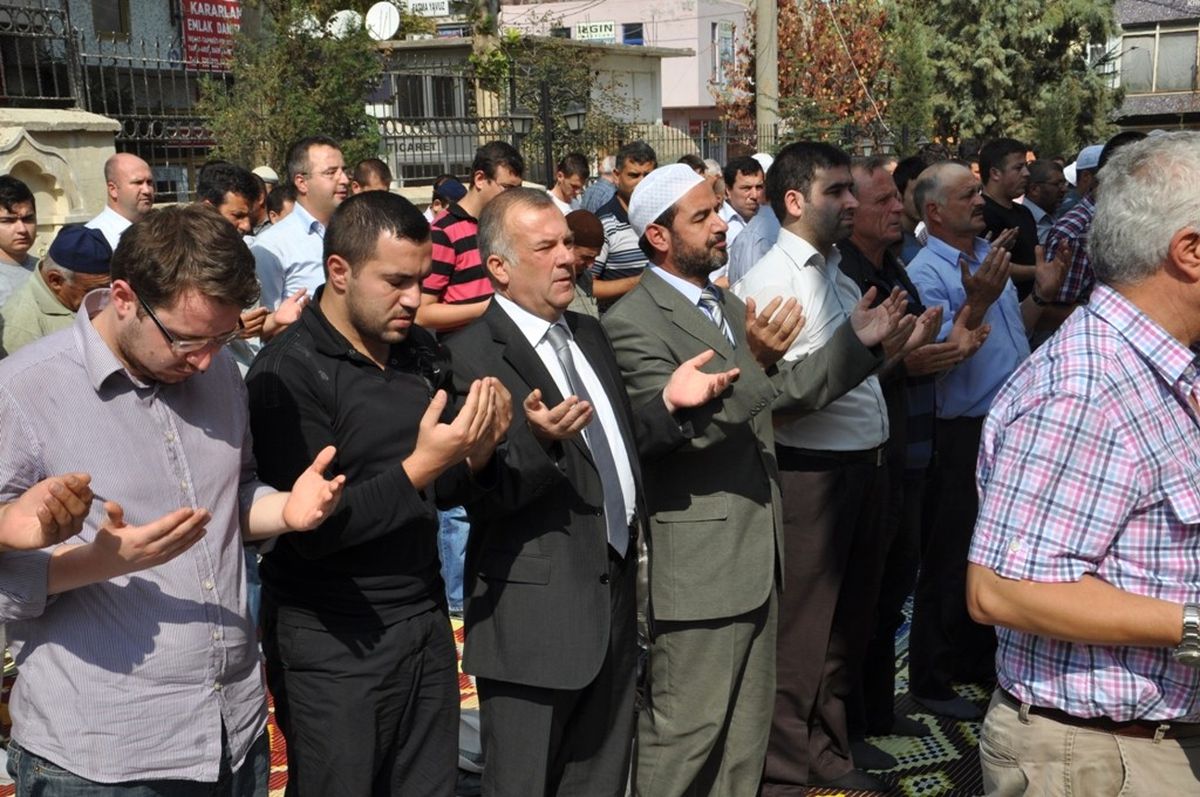 Camilerde Pilav Ayran Dağıtıldı