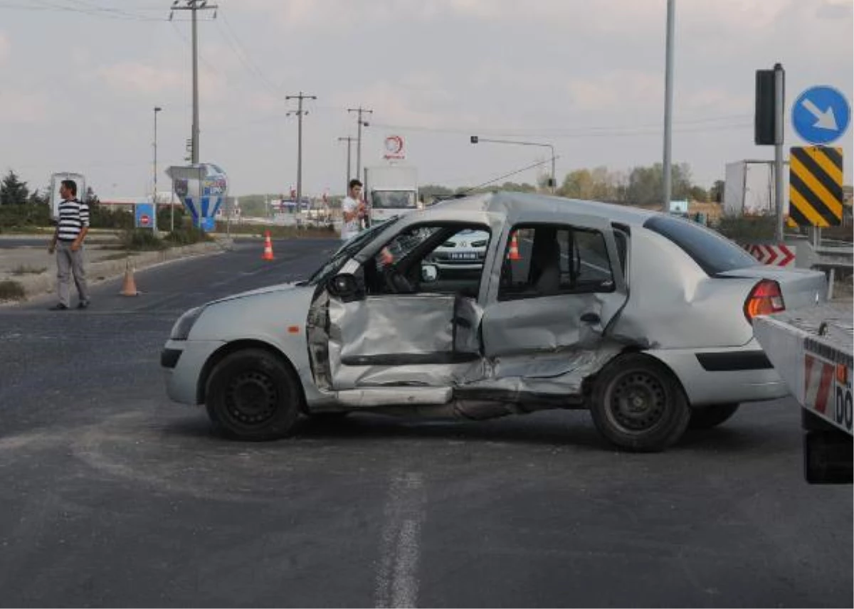 Çorlu\'da İki Otomobil Çarpıştı: 6 Yaralı