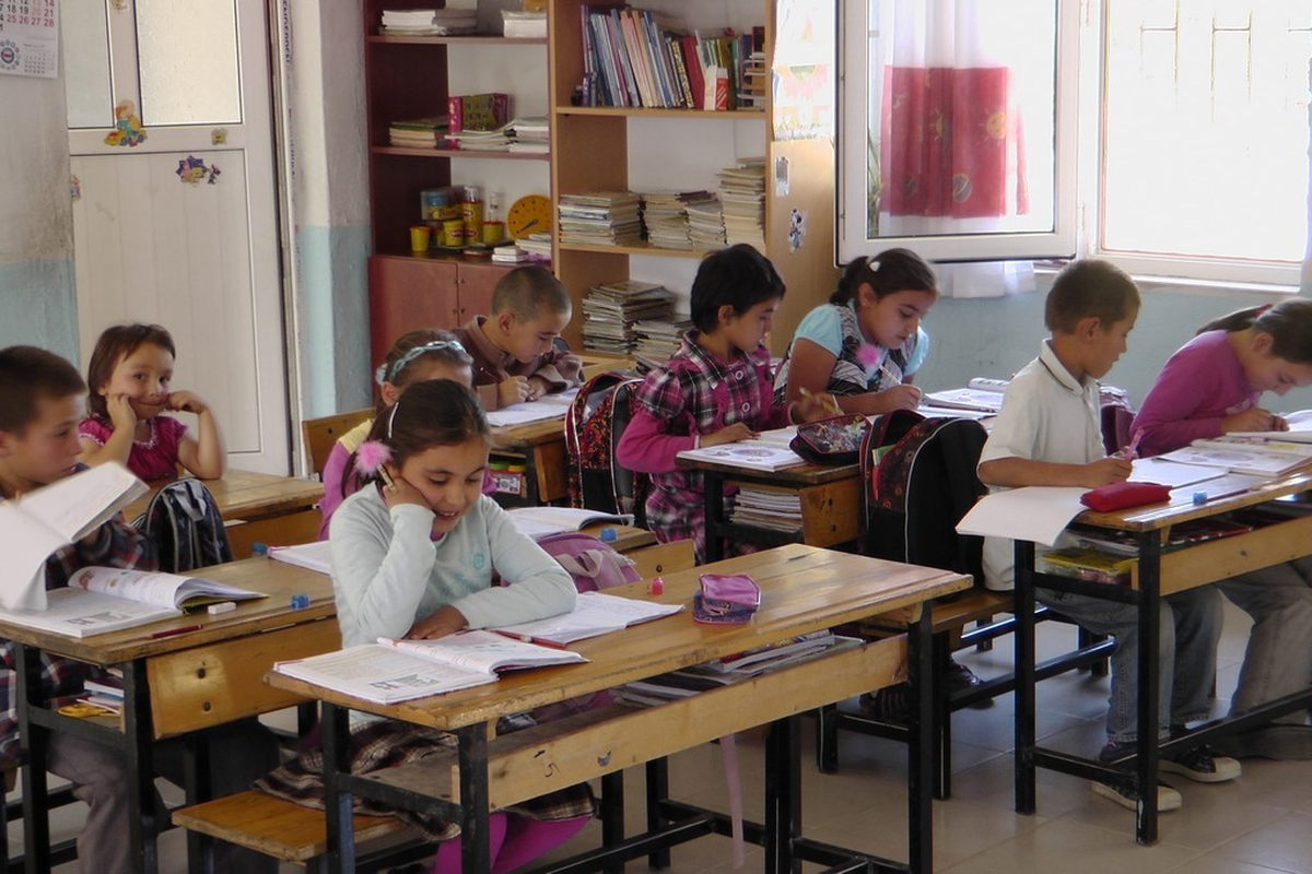 Fethiye\'de Öğrencilerin Ayakkabı Sevinci