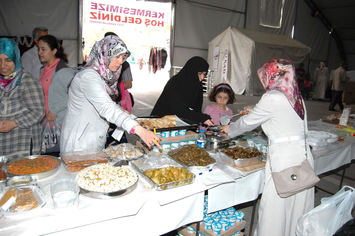 İffet Kadınlar Derneği\'nden Yoksul Öğrenciler İçin Kermes