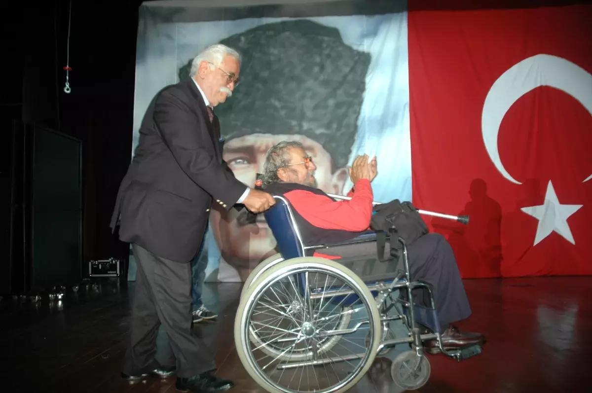 İşçi Partisi\'nin Yeni Üyelerine Rozetleri Takıldı