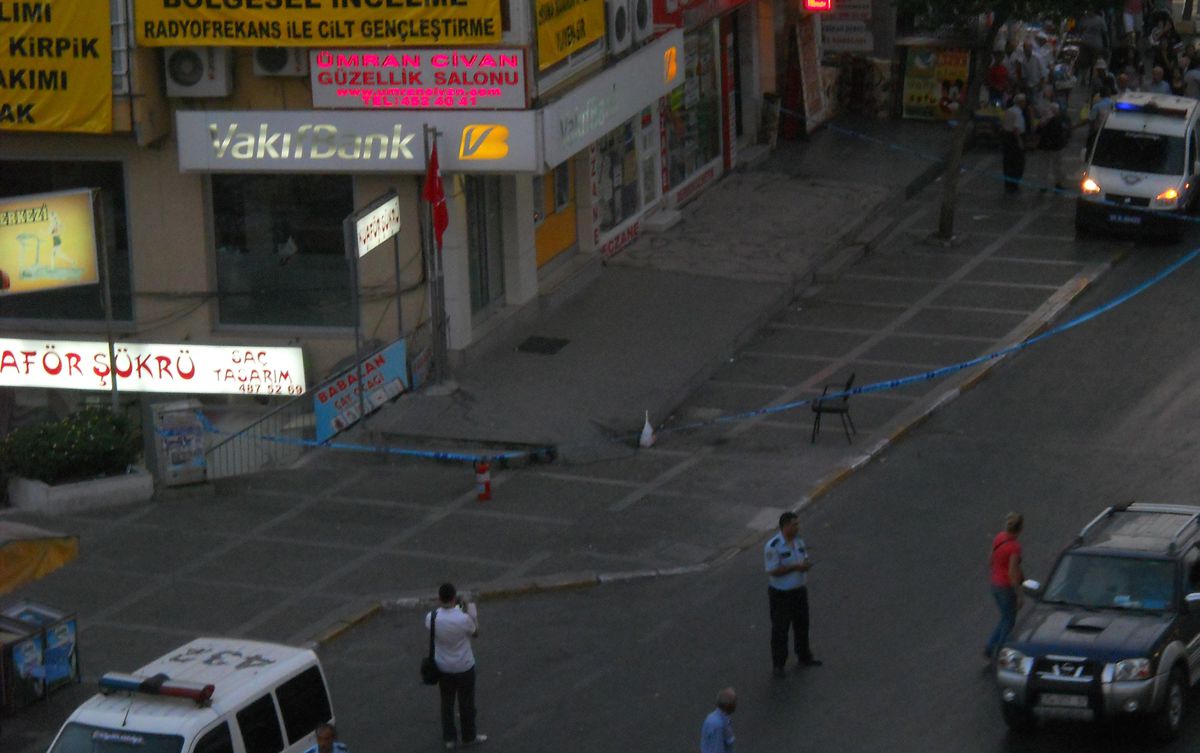 İzmir\'de Şüpheli Paket Paniği