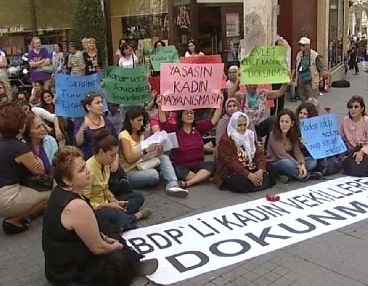Kadınlardan \'Sebahat Tuncel\'e Dokunma\' Eylemi