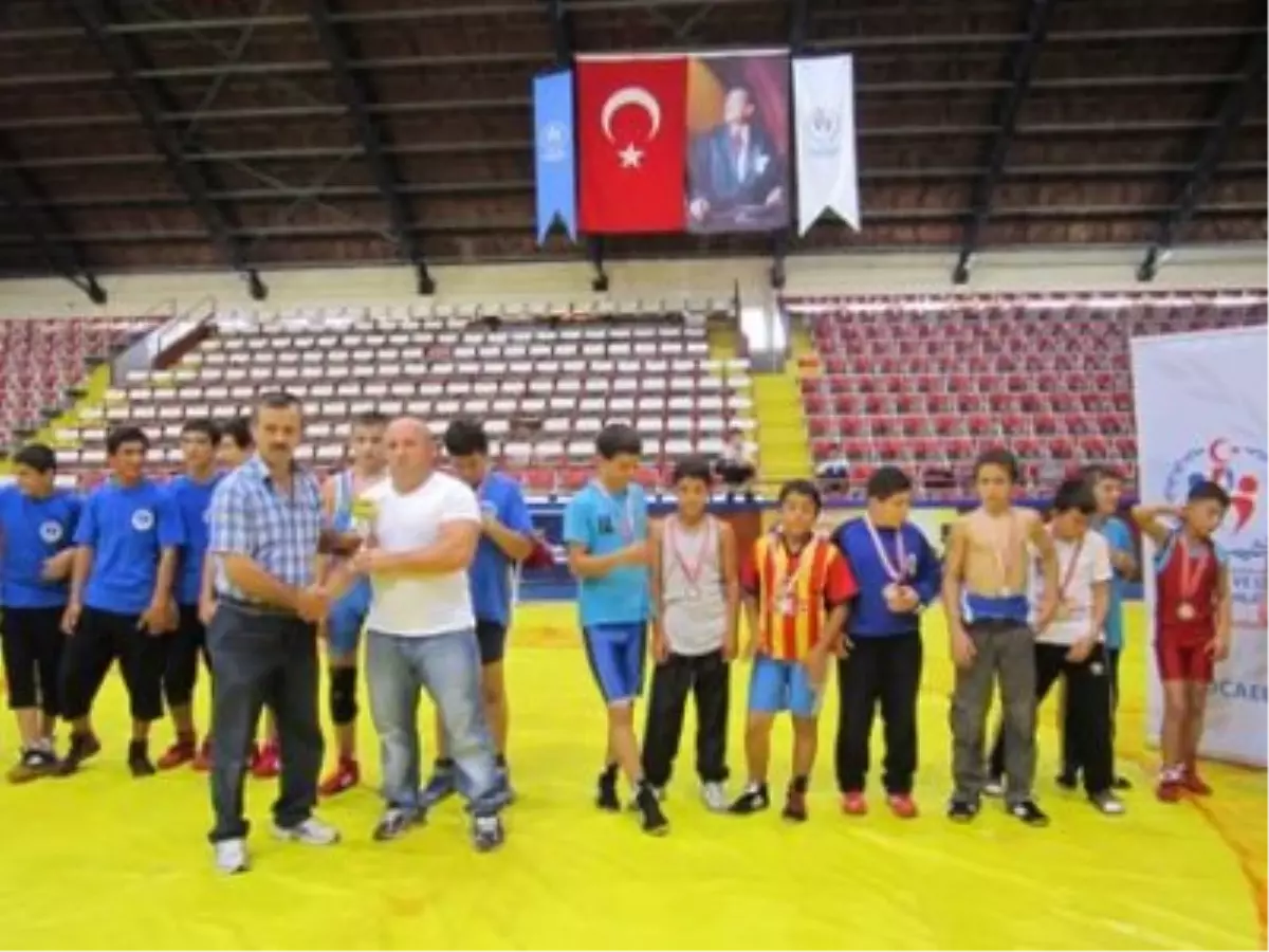 Minikler Güreş Ligi\'nde Şampiyon Kağıtspor