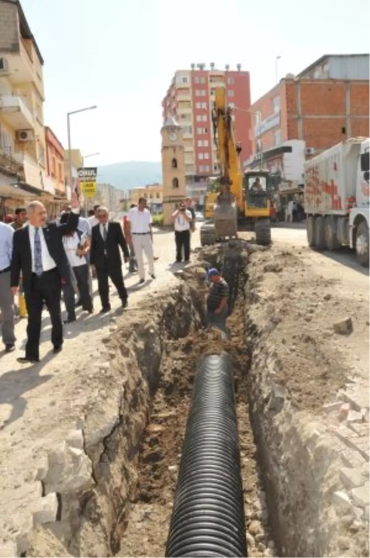 Osmaniye'de Çarşı Merkezi Yağmursuyundan Kurtuluyor