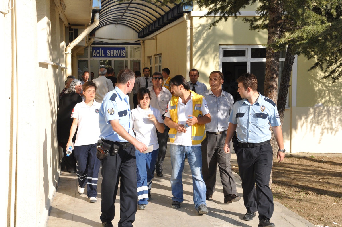Sağlık Görevlileri, Yaralı Yakınlarının Saldırısına Uğradı