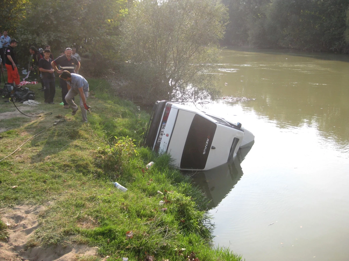 Sakarya Nehri\'ne Düşen Otomobildeki Bir Kişi Öldü