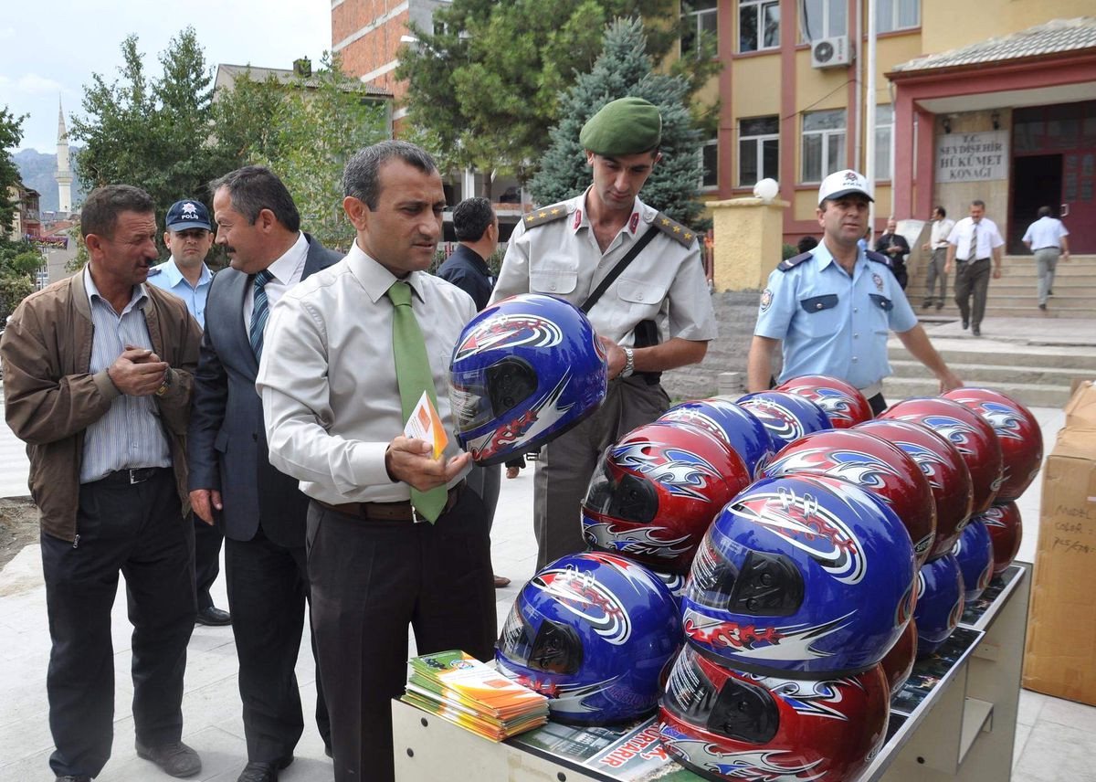 Seydişehir Kaymakamı Kask Dağıttı