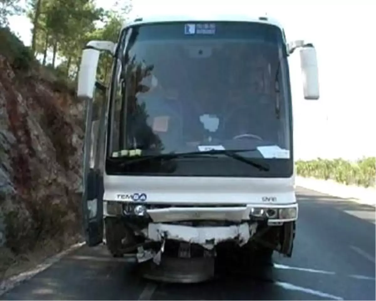 Turist Otobüsü ile Otomobil Çarpıştı: 2 Yaralı