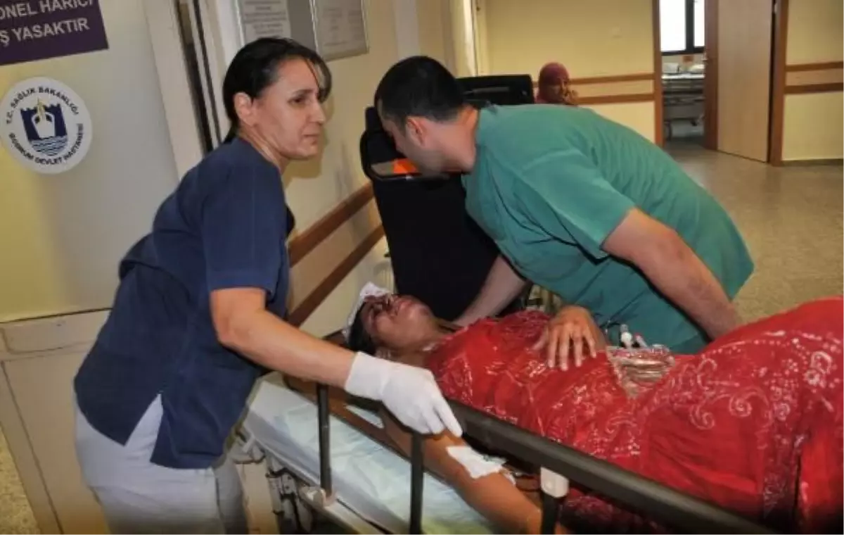 Turistleri Taşıyan Otobüs ile Otomobil Çarpıştı: 2 Yaralı