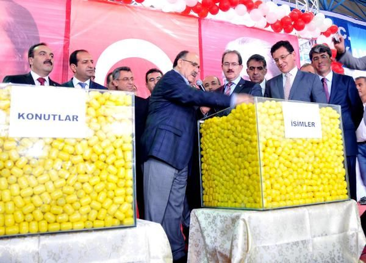 Van ) Beşir Atalay Depremzedeler İçin Yapılan TOKİ Konutlarının Kura Çekimine Katıldı