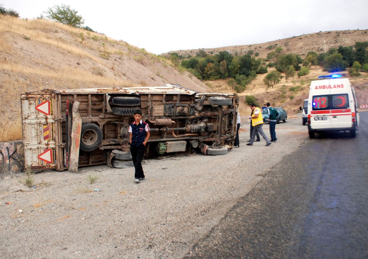 Virajı Alamayan Kamyon Takla Attı: 1 Yaralı