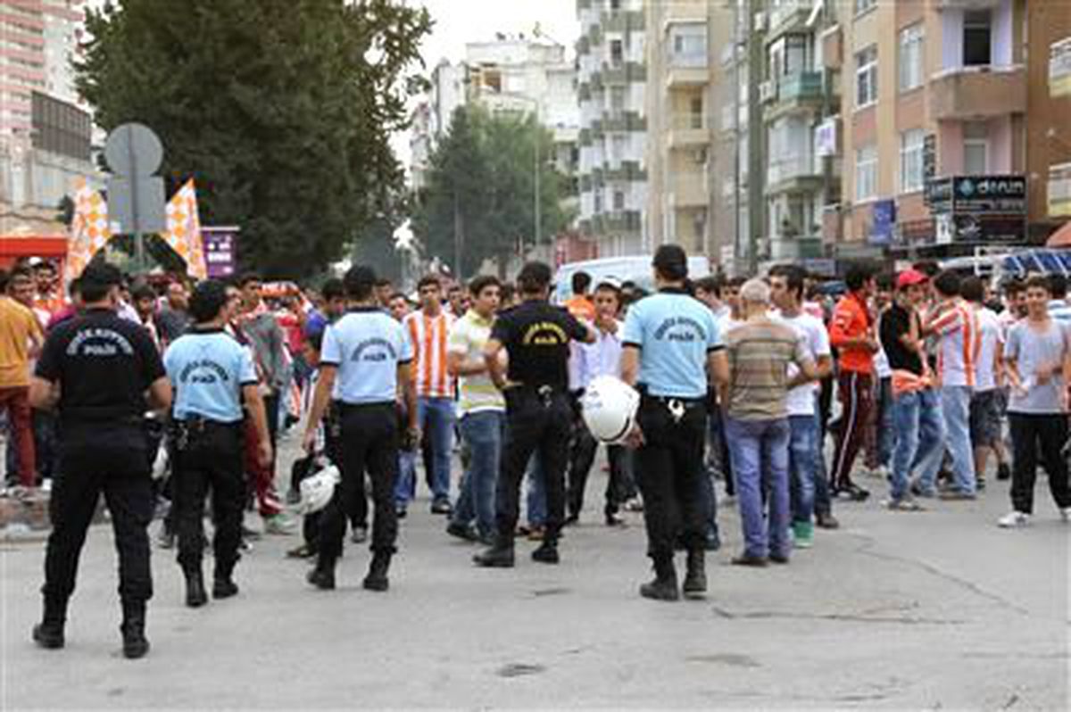 Adana\'da Derbi Terörü: 3 Yaralı