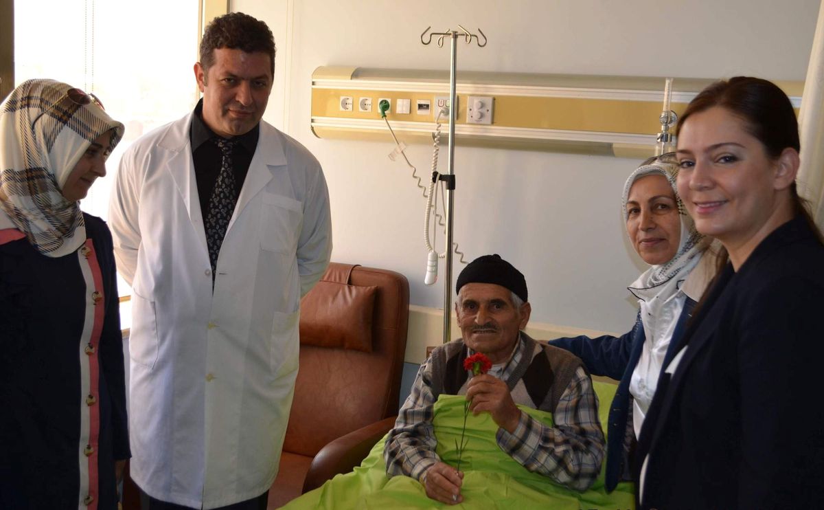Ak Partili Kadınlardan Hastalara Ziyaret