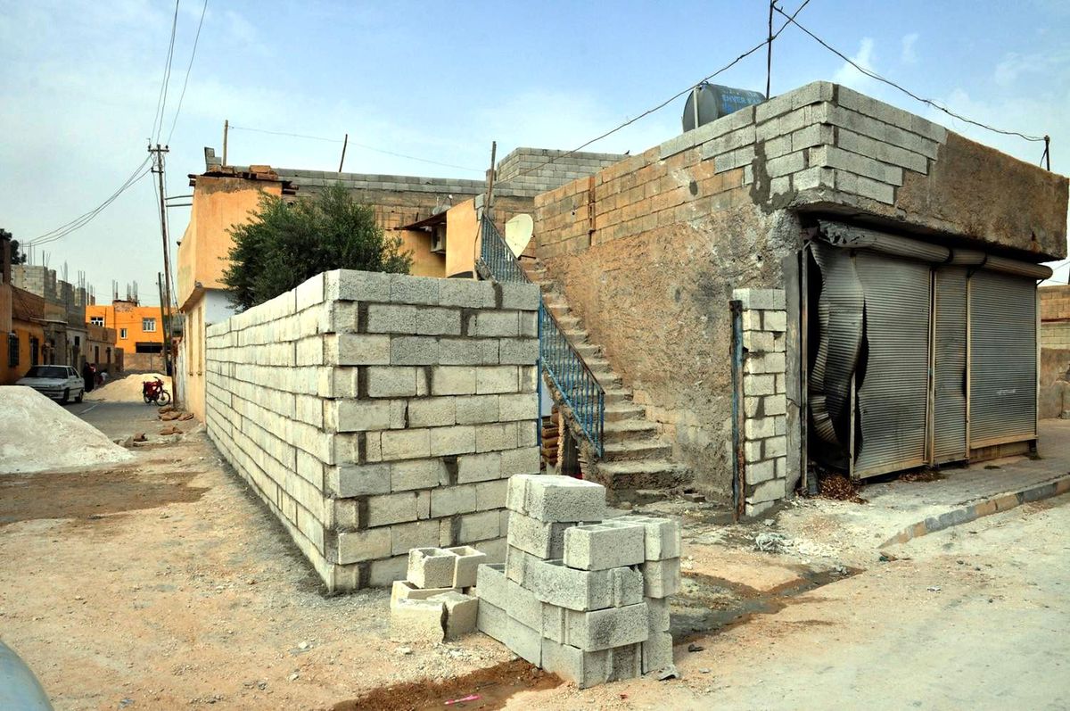 Akçakale Belediyesi Top Mermisiyle Yıkılan Evi Onarıyor