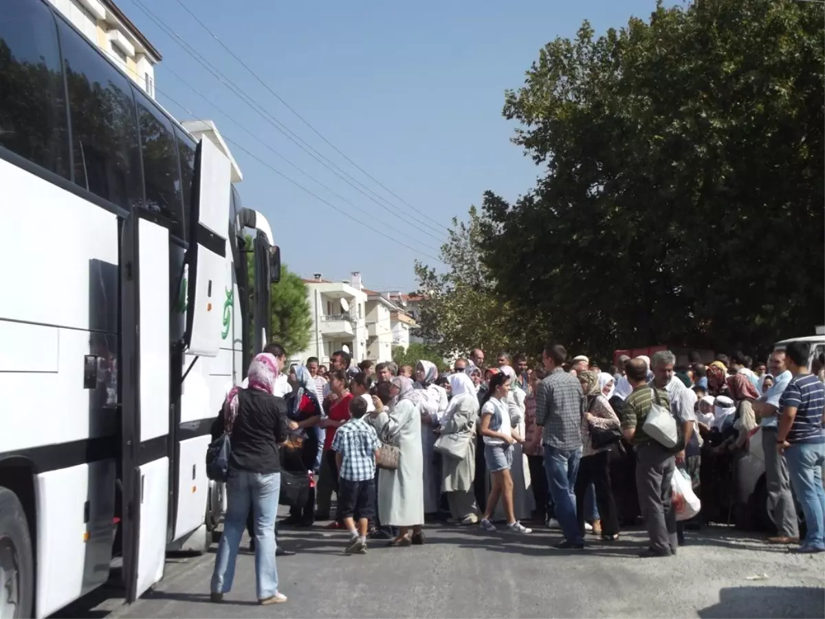Ayvalıklı Hacı Adaylarına Duygusal Uğurlama