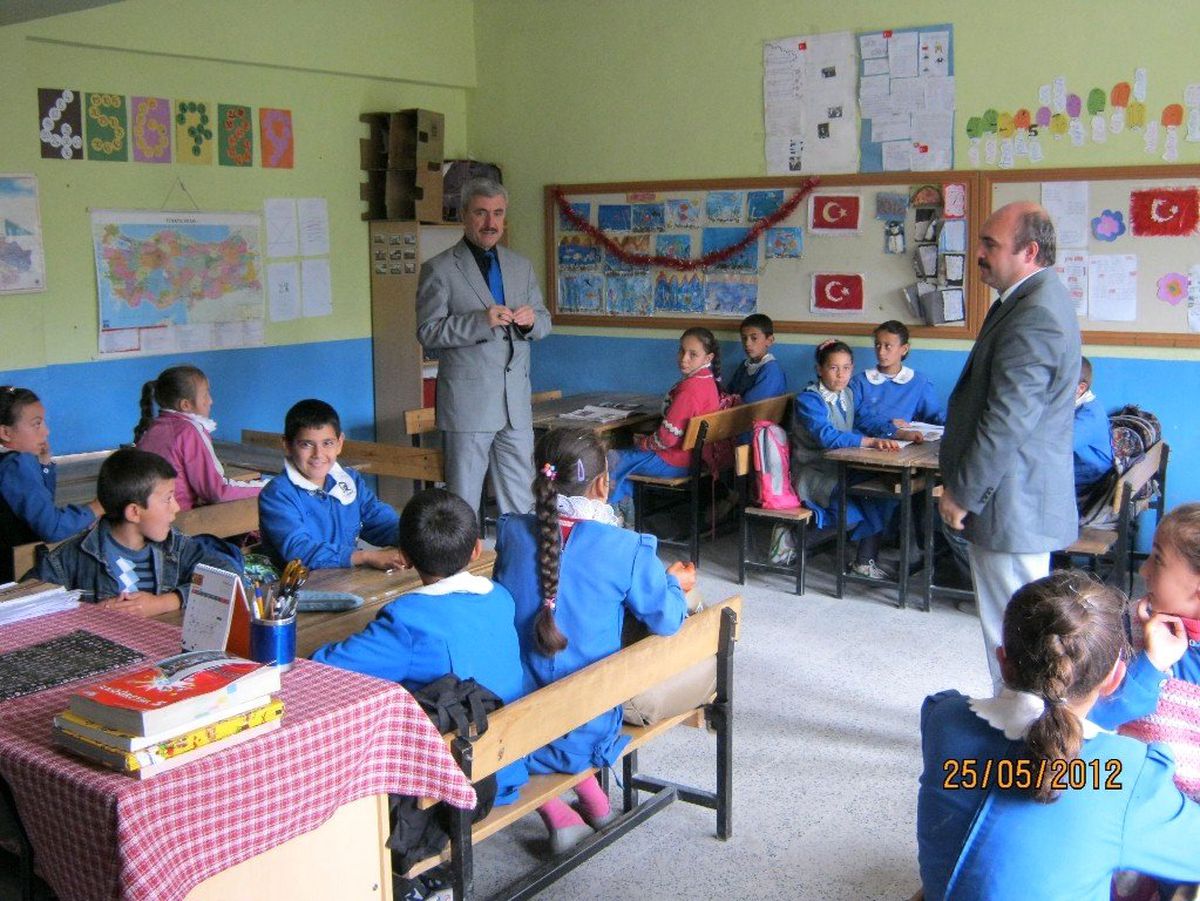 Burhaniye\'de Köy Okullarına Müdür Ziyareti
