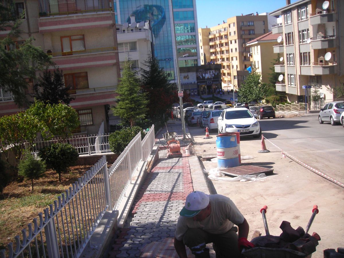 Çankaya\'da Kaldırımlar Yenileniyor