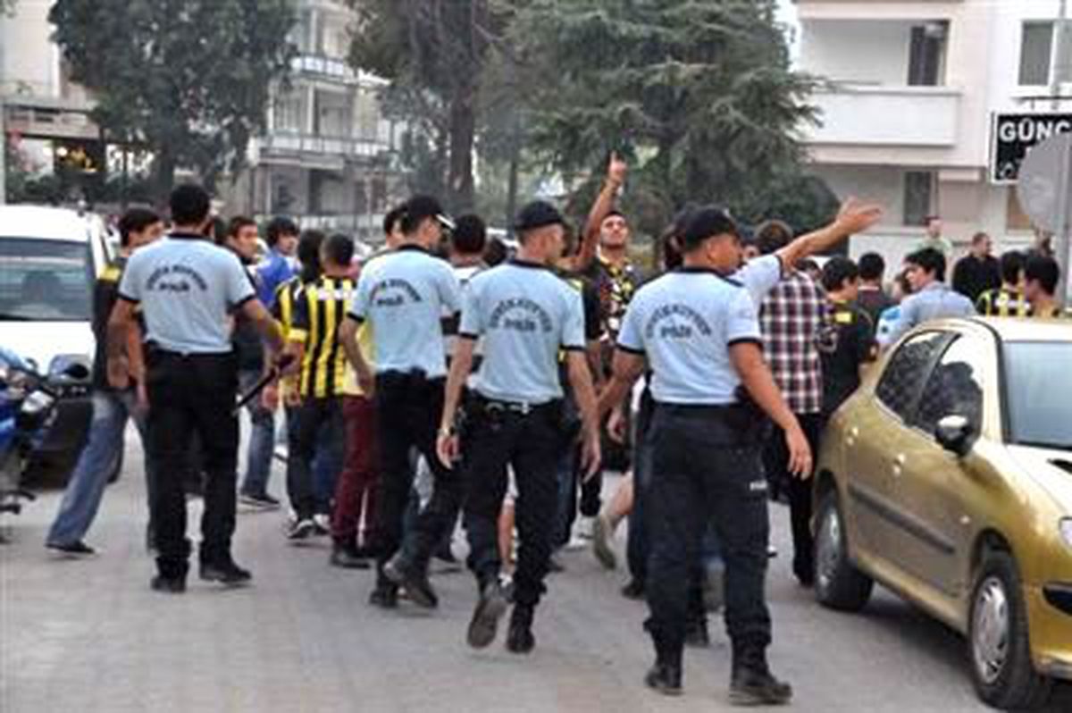 Derbi Öncesi Muğla\'da Taraftarlar Arasında Kavga Çıktı