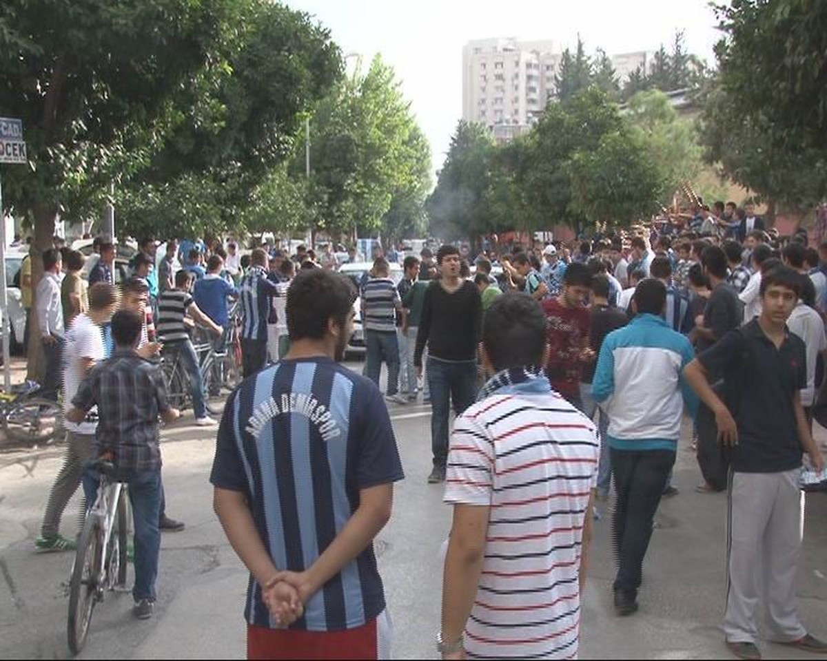 Derbiye Saatler Kala Taraftar Birbirine Girdi