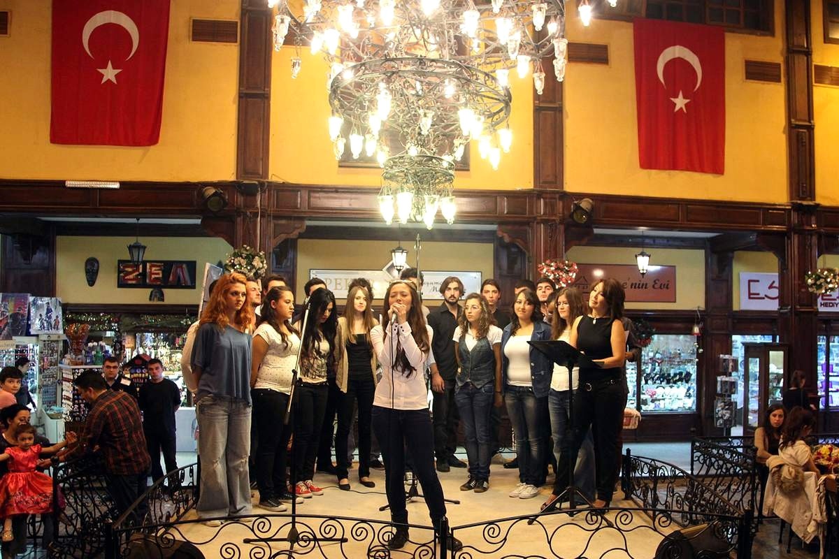 Eskişehir\'de Gökkuşağı Gençlik Korosu Mest Etti