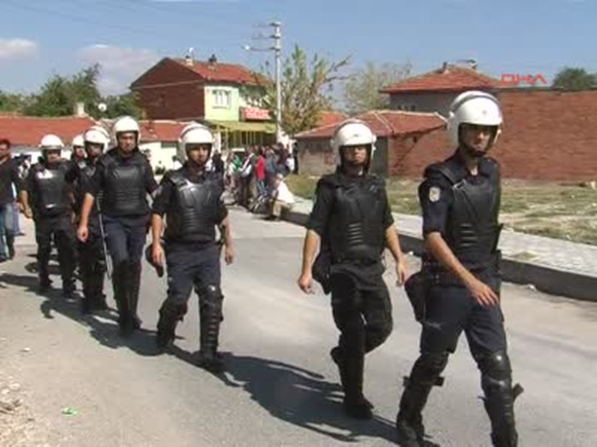 Eskişehir Yol Kapatan Mahalle Sakinlerine Biber Gazlı Müdahale Yol Kapatan Mahalle Sakinlerine...
