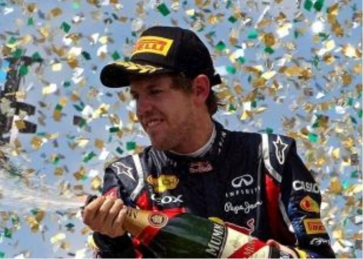 Formula 1\'de Japonya Grand Prix\'sini Red Bull-Renault Takımının Alman Pilotu Sebastian Vettel...