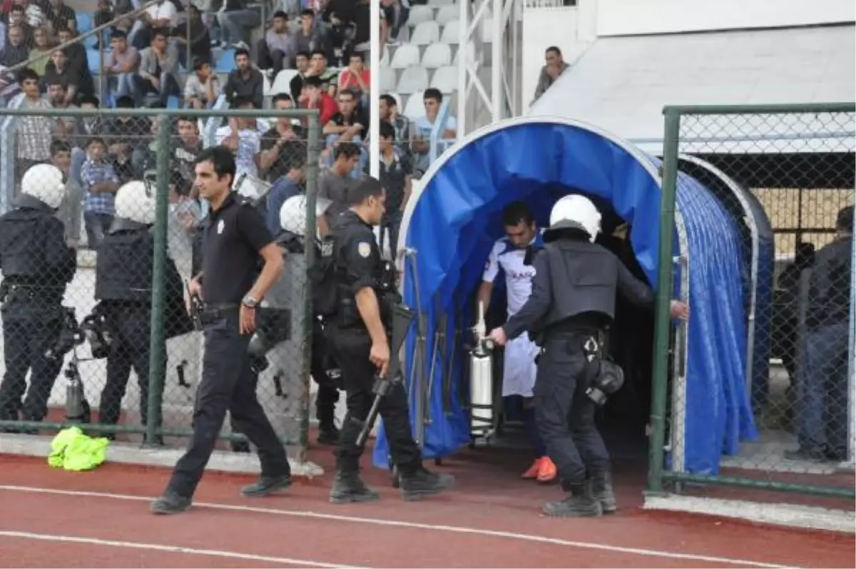 Hakkari Polisi Kameralı Kaskla Maç İzledi
