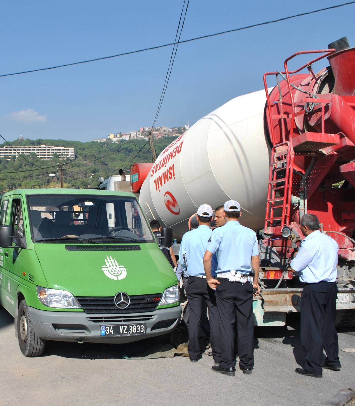 Küçük Çocuk Beton Mikserinin Altında Kaldı