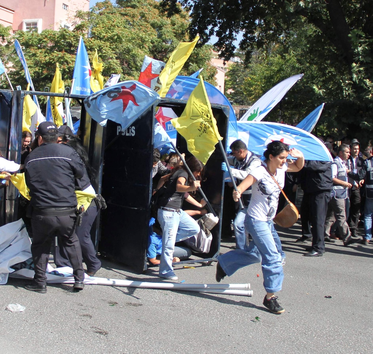 Alevi Mitinginde Ortalık Karıştı