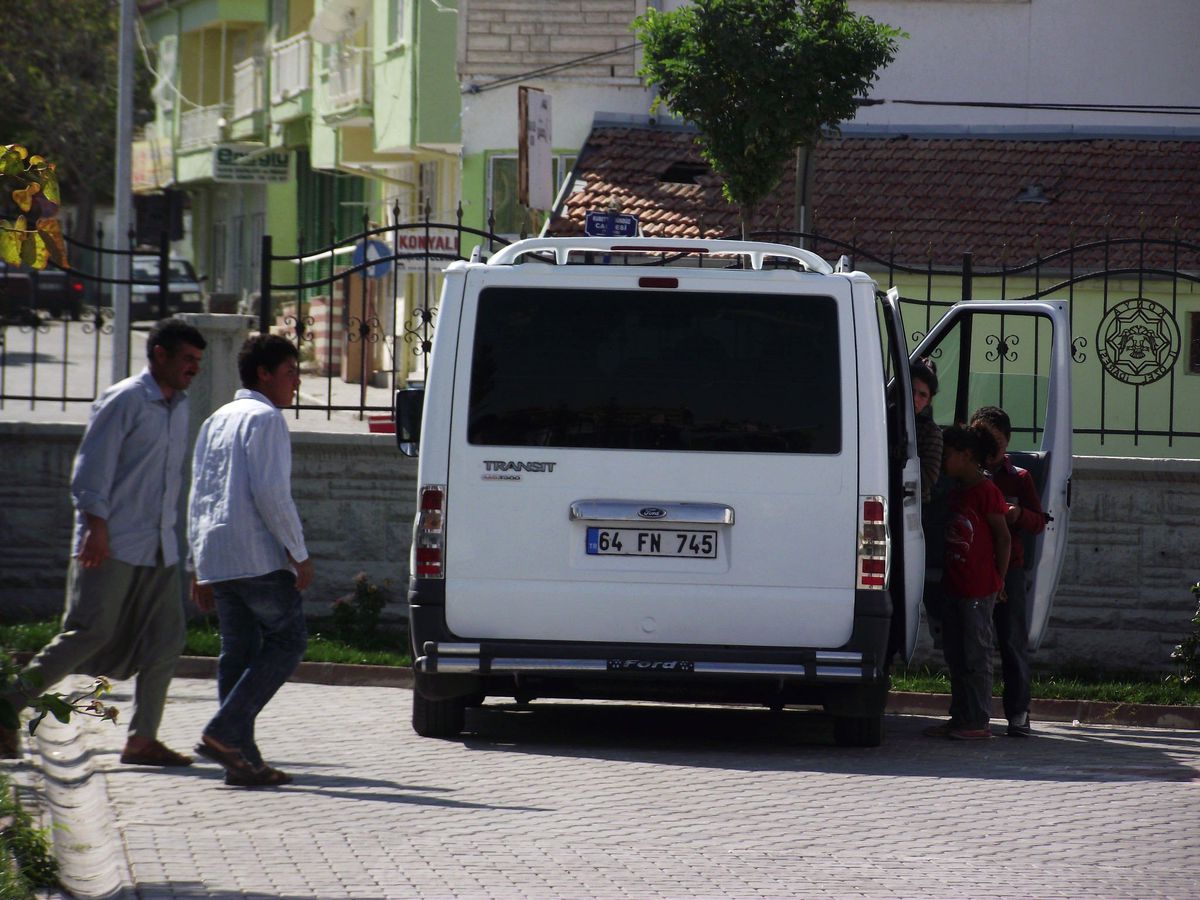 Minibüsün Çarptığı Çocuğun Bacaklarından Otomobil Geçti